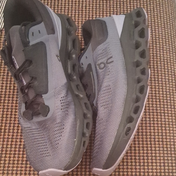 Sleek Black and Gray Athletic Shoes - Picture 2 of 3